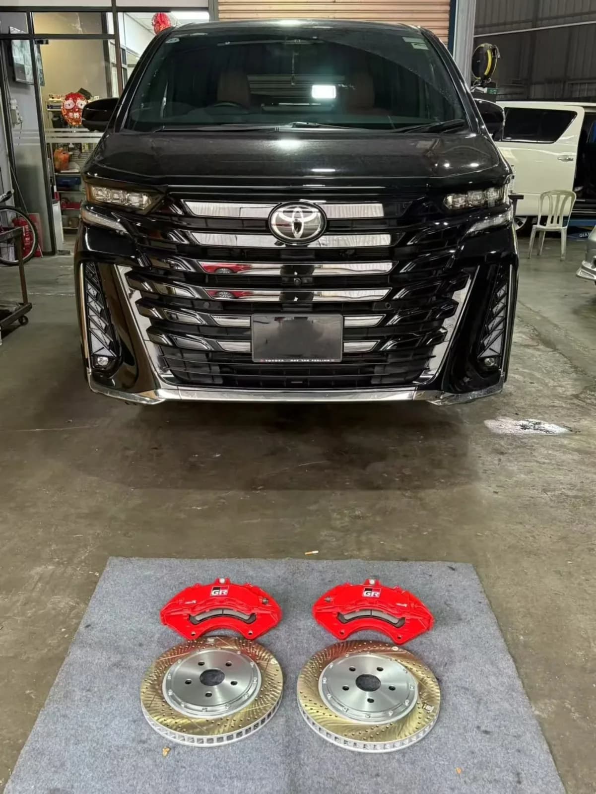 Toyota Vellfire 40 Series — FECCR 6-Piston Brake Upgrade — Toyota Vellfire 40 Series